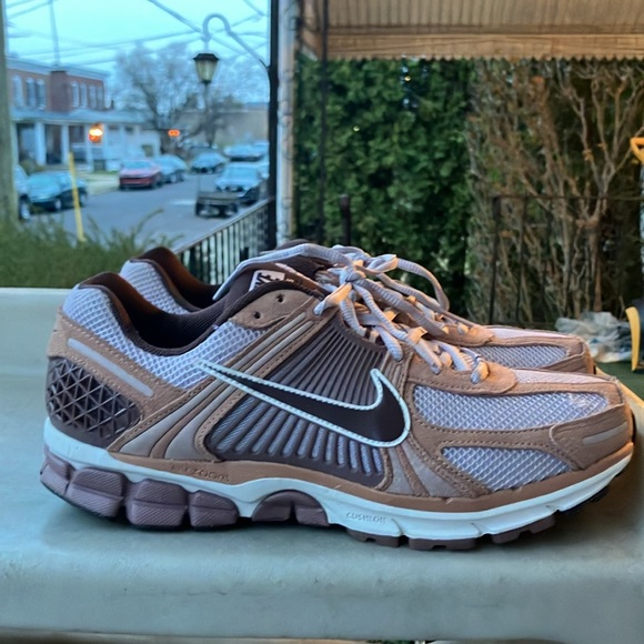 Nike Running Shoes with Brown and Cream Accents Vomero 5 - Picture 3 of 6